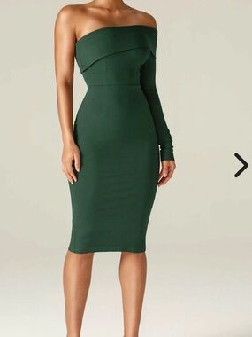 ALIEVA - NEVER BEEN WORN - Off-Shoulder One-Sleeve Bodycon Dress in Forest Green